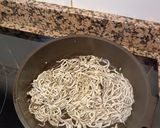 Foto del paso 3 de la receta: Nidos de patatas con gulas y huevos de codorniz
