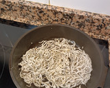 Foto del paso 3 de la receta: Nidos de patatas con gulas y huevos de codorniz