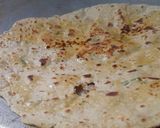 A picture of step 4 of Mooli paratha.