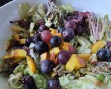 Foto del paso 3 de la receta: Ensalada🥗 de manzana🍏, uvas🍇, durazno🍑 y lechuga crespa morada🥙🥬