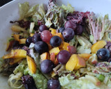 Foto del paso 3 de la receta: Ensalada🥗 de manzana🍏, uvas🍇, durazno🍑 y lechuga crespa morada🥙🥬
