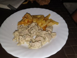 Pollo troceado al roquefort con patatas