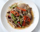 รูปขั้นตอนการทำที่ 2 ของ "ตับหมูผัดพริก" Stir Fried Pork Liver with Chilli🌶🧅