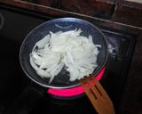 Foto del paso 3 de la receta: Tortilla de papas con cebolla sofrita y perejil picado y ensalada