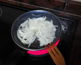 Foto del paso 3 de la receta: Tortilla de papas con cebolla sofrita y perejil picado y ensalada