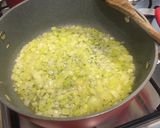 Foto del passaggio 1 della ricetta Risotto con porri e zafferano