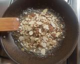 Foto del paso 2 de la receta: Ensalada de lechuga y mandarina con almendras caramelizadas