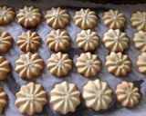 A picture of step 13 of Piped Vanilla Cookies.