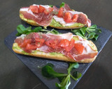 Foto del paso 1 de la receta: Tostadas de aguacate y jamón serrano