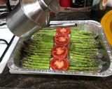 Foto del paso 3 de la receta: Muslo de pollo deshuesado al horno con espárrago triguero y tomate y VIDALIM