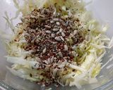 Foto del paso 3 de la receta: Ensalada de Repollo Nutritiva con Mix de Semillas y Huevo Duro