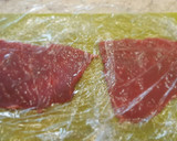 Foto del paso 3 de la receta: Rollitos de ternera con pimientos en salsa de vino blanco
