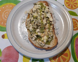 Foto del paso 3 de la receta: Tostada con revuelto de claras, especias y salsa de albahaca fresca