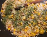 Egy serpenyős rizses csirke fokhagymával, kukoricával,babbal és olívabogyóval 🐤🐥🐣🌽🫒🧄🥣 recept fázis 2 fotója