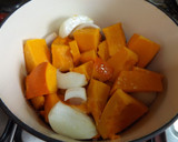 Foto del paso 1 de la receta: Crema de calabaza Hokkaido y cebolla blanca a las hierbas