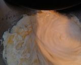 Foto langkah ke 2 dari resep Vanilla Cupcakes Lembut.