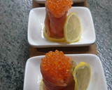 Foto del paso 5 de la receta: Rollitos de salmón con caviar rojo