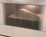 Foto del paso 4 de la receta Lubina a la sal con gulas y patata cocida