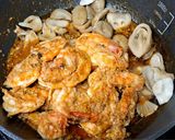รูปขั้นตอนการทำที่ 4 ของ กุ้งผัดกระเทียมและเห็ดฟาง