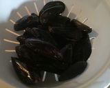 A picture of step 2 of Spicy Fried mussels.