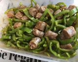 Une image de l'étape 5 de Saucisses aux poivrons verts et épices créoles.