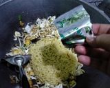 Foto langkah ke 4 dari resep Mie goreng.