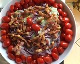 Une image de l'étape 6 de Salade « plat complet » iceberg,tomates cerises,lard fumé,oignon rouge et cantal entre deux.