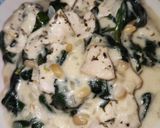 Foto del paso 7 de la receta: Pollo con espinacas, piñones y leche evaporada