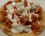 Foto del paso 4 de la receta: Tostadas de tinga