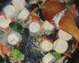 Une image de l'étape 5 de Duo de saumon et crevettes petits légumes et son riz.