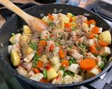 Une image de l'étape 22 de Poulet aux carottes, panais, petits pois et pommes de terre.