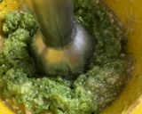Foto del paso 7 de la receta: Pesto de albahaca y piñones, en el mortero