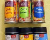 Foto del paso 1 de la receta: Muslos de pollo al curry madrás con azafrán infusionado