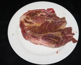 Foto del paso 1 de la receta: Chuletas de cerdo vetadas asadas a la plancha y chips de papas a la parmesana