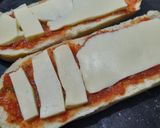 Foto del paso 3 de la receta: Pizza de pan, jamón y queso cuartirolo