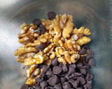Foto del paso 5 de la receta: Budín de banana 🍌 con nueces, chispas de chocolate 🍫 🫶😌😘