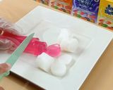 Foto langkah ke 3 dari resep Sate Jelly Merah Putih.