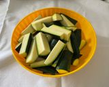 Foto del passaggio 1 della ricetta Zucchine marinate al basilico e menta