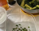 Foto del passaggio 4 della ricetta Zucchine marinate al basilico e menta