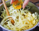 Perzsa hagymaleves recept fázis 3 fotója