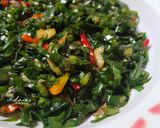 Foto langkah ke 5 dari resep Oseng Daun Kencur Pedas.