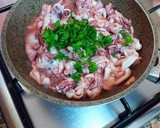 Foto del paso 3 de la receta: Chipirones frescos rellenos en salsa de cebolla y tikka curry