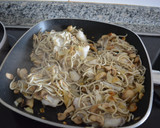 Foto del paso 4 de la receta: Merluza al ajillo con gulas y setas