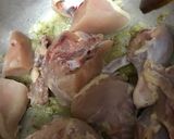 صورة لخطوة 3 من وصفة طريقة عمل ملوخيه حمراء بدجاج *
