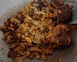 Foto langkah ke 3 dari resep Kwetiau goreng ayam.