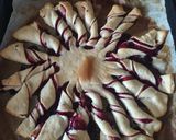Foto del passaggio 1 della ricetta Girasole di pasta brisée e marmellata di frutti di bosco