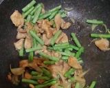 Foto langkah ke 3 dari resep Tumis buncis ayam.