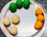 तिरंगा नारियल लड्डु (Tiranga nariyal ladoo recipe in Hindi) रेसिपी चरण 2 फोटो