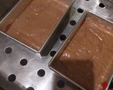 Foto langkah ke 4 dari resep Brownies Batik Kukus.