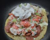 Foto del paso 5 de la receta: Arepa🫓rellena de queso🧀salchicha🌭y ensalada🍅🧅🥕
